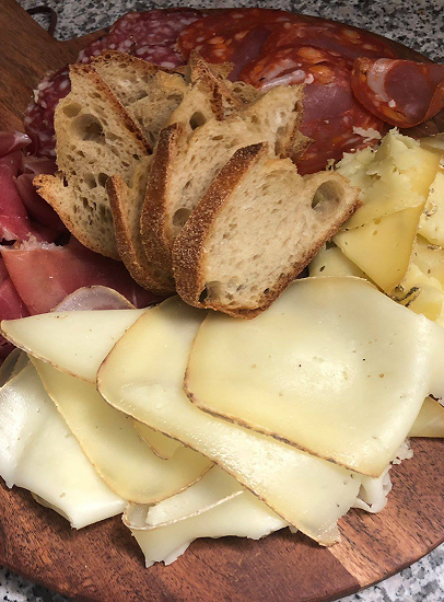 Assiettes de Charcuteries et Fromages un apéritif chaleureux et convivial à St Sulpice la Pointe - 81