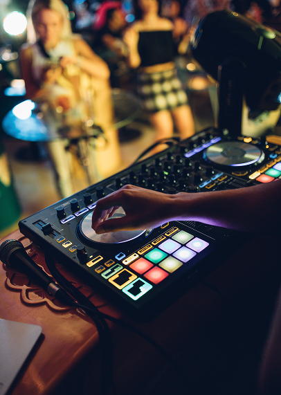 Le blind test est un jeu musical qui consiste à écouter une partie d’une chanson et à essayer de deviner le titre ou l’artiste de cette chanson à St Sulpice de la Pointe - 81