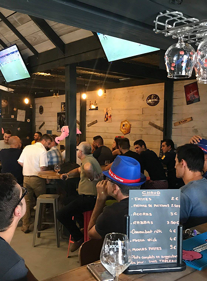 Il y a du monde pour cette soirée de diffusion de match sur écrans à St Sulpice la Pointe dans le Tarn
